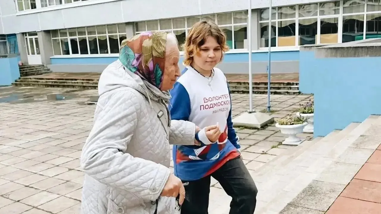 Забота рядом: волонтеры Подмосковья помогают избирателям на участках