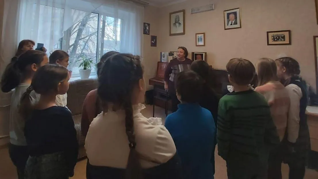 Учащиеся детской школы искусств Котельников посетили школьный музей Валентина Андреева