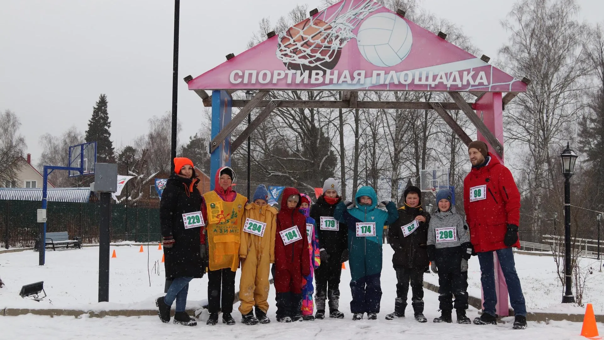 Снежные забеги: в подмосковном парке провели соревнования по биатлону
