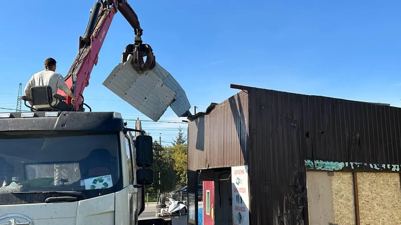Почти 100 торговых объектов демонтировали в Ленинском округе