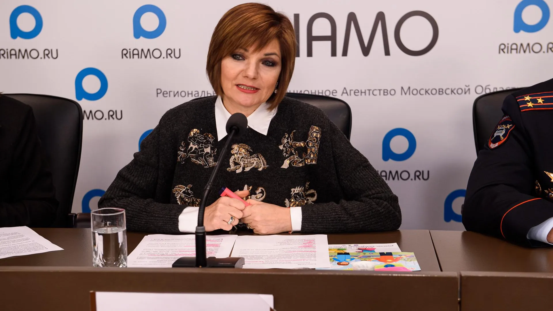 Мишонова предлагает бесплатно выдавать в такси детские кресла