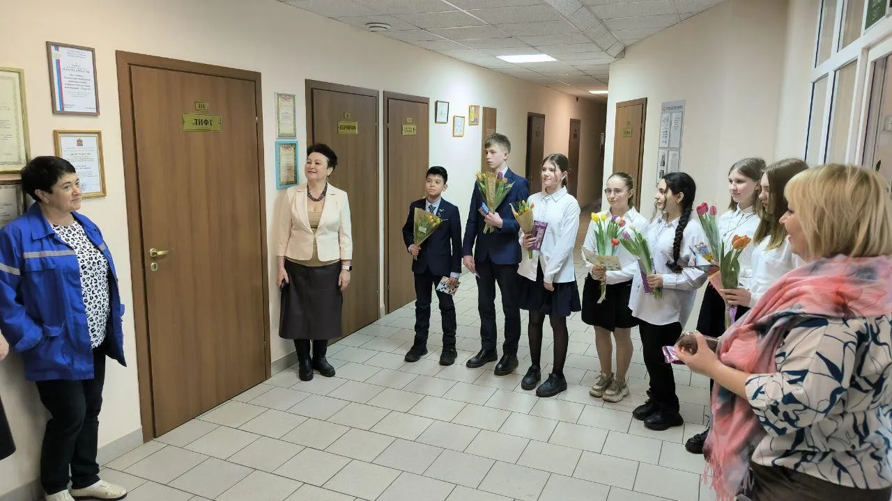 Школьники Подмосковья поздравили медиков скорой помощи с наступающим 8 марта