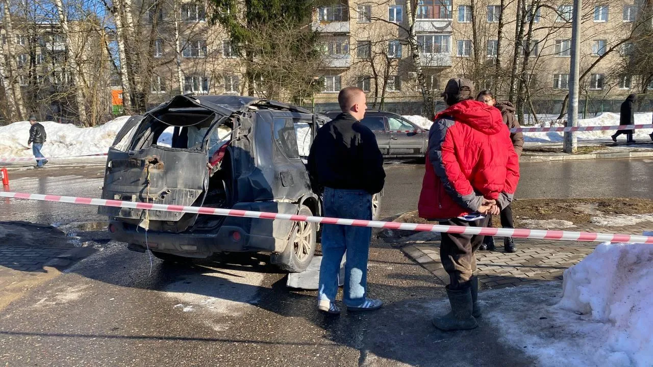 Появилось фото с места подрыва внедорожника возле ТЦ в Подмосковье