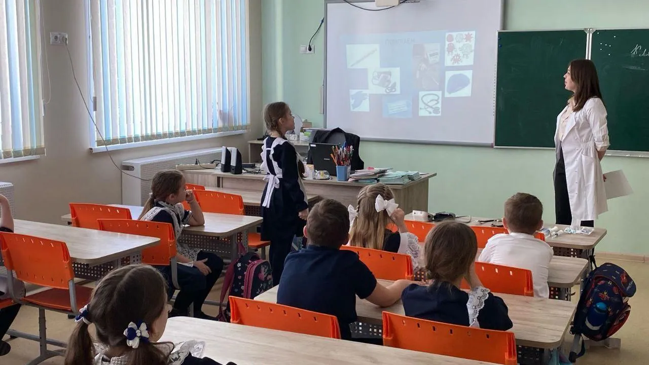 Волонтер больницы Орехово-Зуева знакомит школьников округа с профессией врача