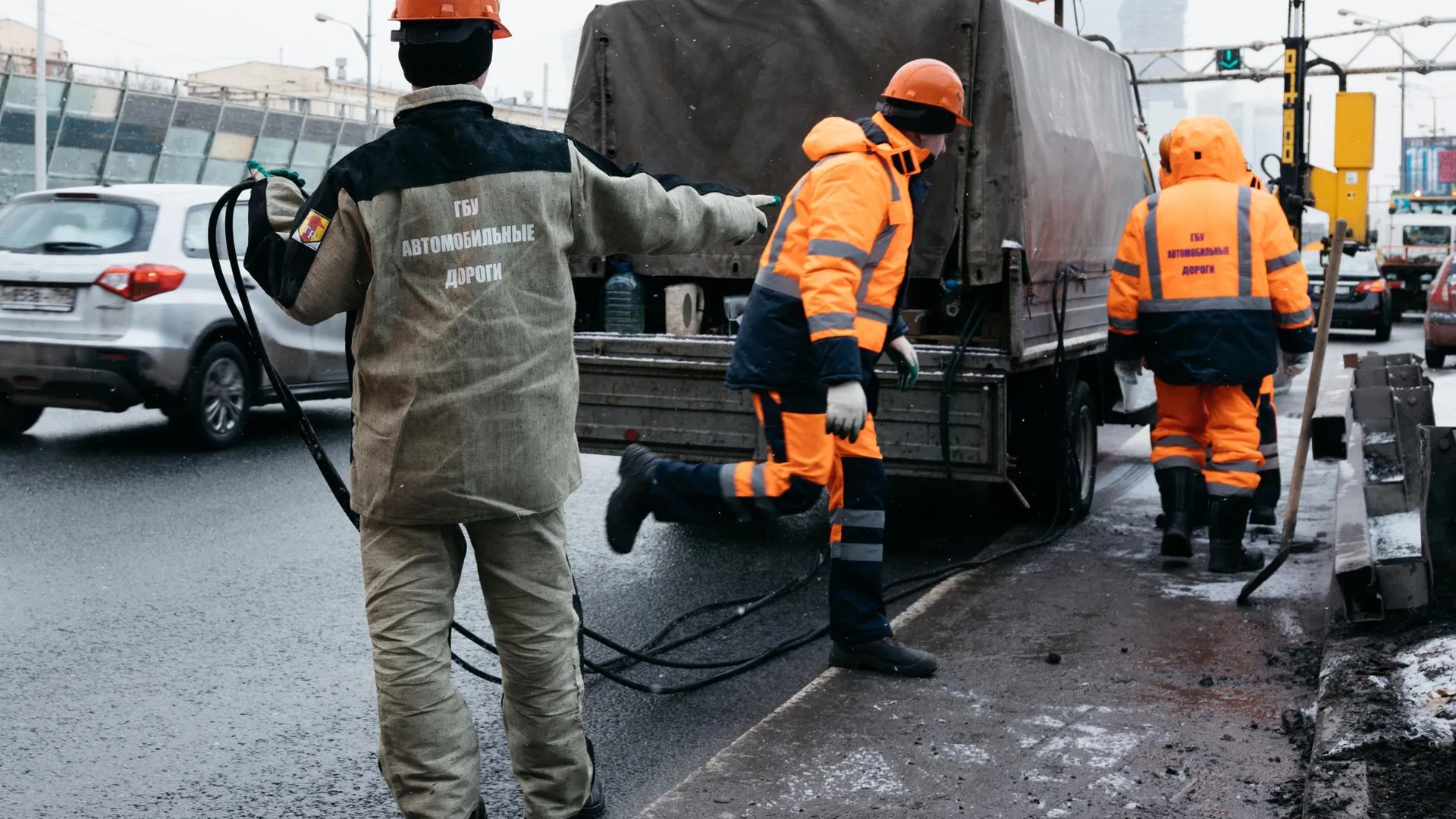 Более 8,5 тыс ям устранили в Москве зимой
