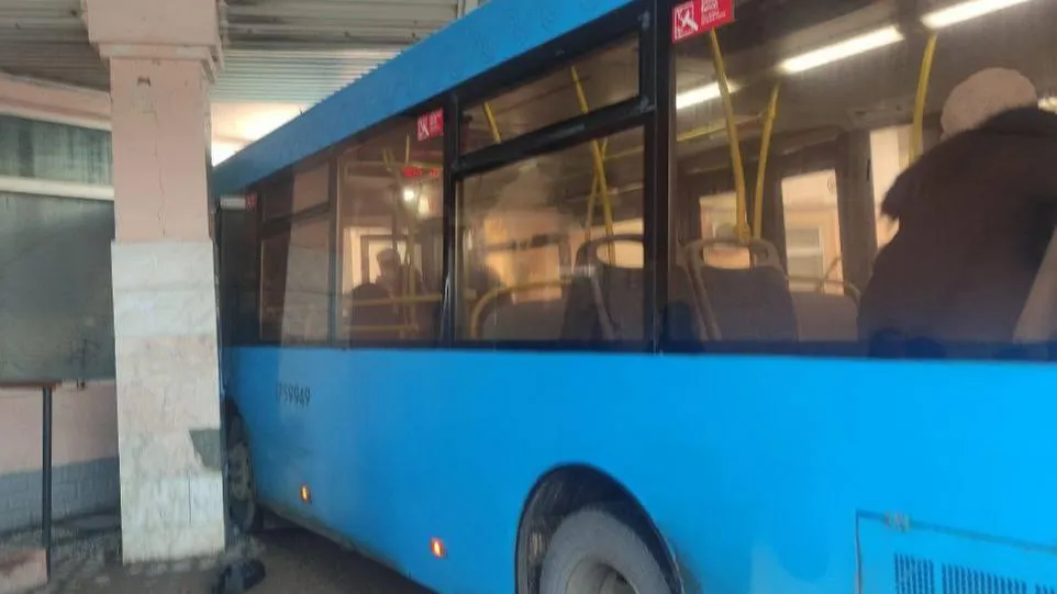 Рейсовый автобус в Дмитровском округе въехал в здание вокзала