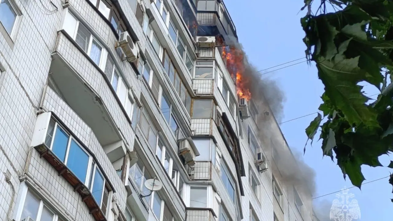 Пожар вспыхнул в жилом доме на улице Весенней в Москве