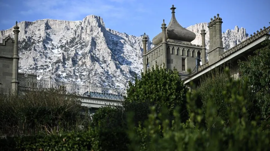 А права имеются? Гид из Крыма терроризирует турфирмы из-за старых фотографий