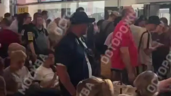 Спят на полу с чемоданами: обстановку в аэропорту Шереметьево сняли на видео