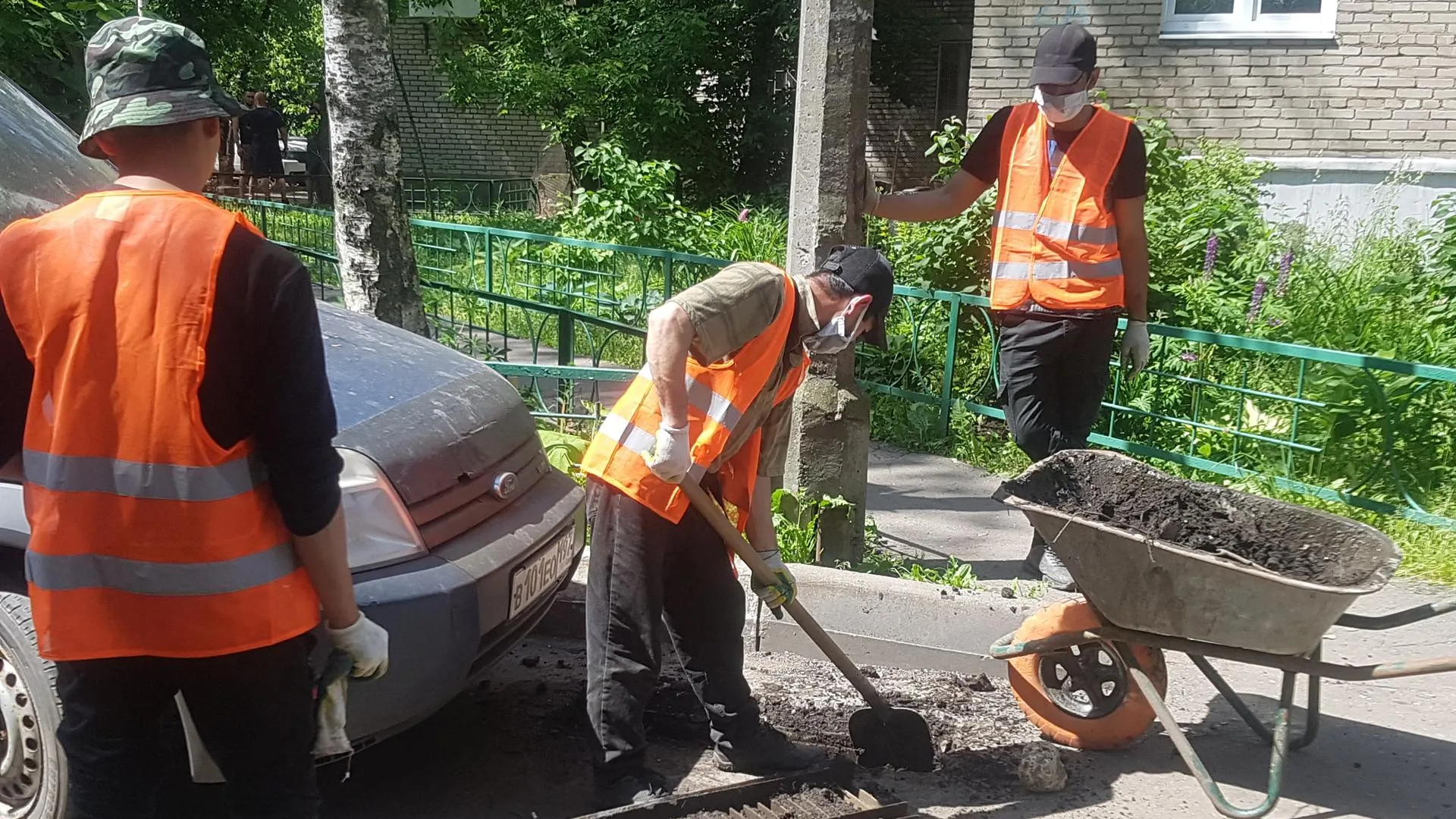 В микрорайоне Красногорска начали чистить ливневку советских времен