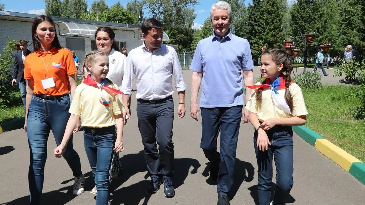 Воробьев и Собянин угостили детей в подмосковном лагере пломбиром