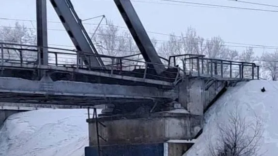 Опубликовано фото с места подрыва ж/д моста в Самарской области