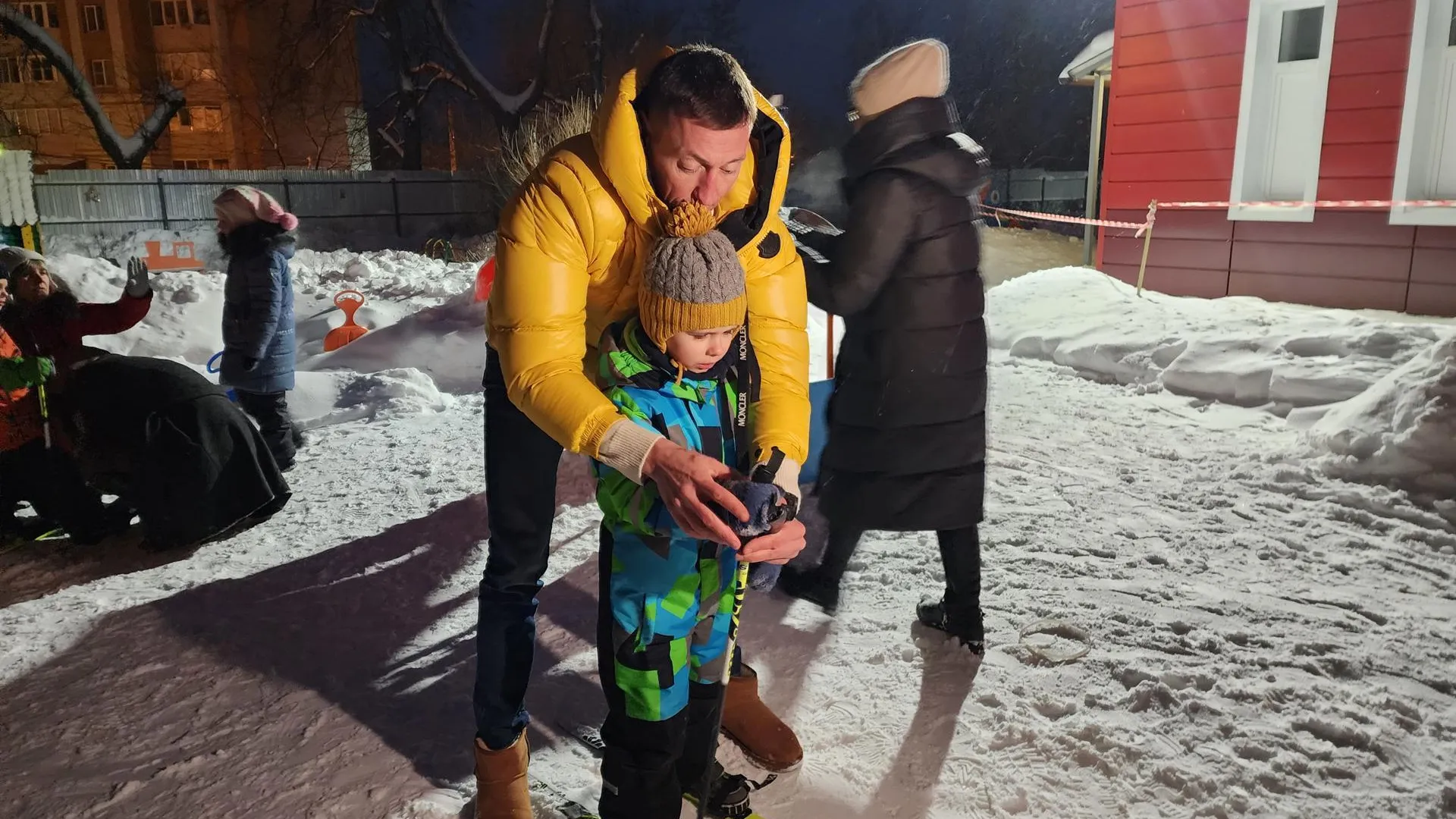Встать на лыжи детям из Красноармейска помогает олимпийский чемпион