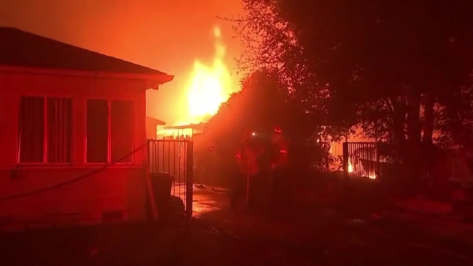 Опубликовано видео со сгоревшим домом Пэрис Хилтон в Лос Анджелесе