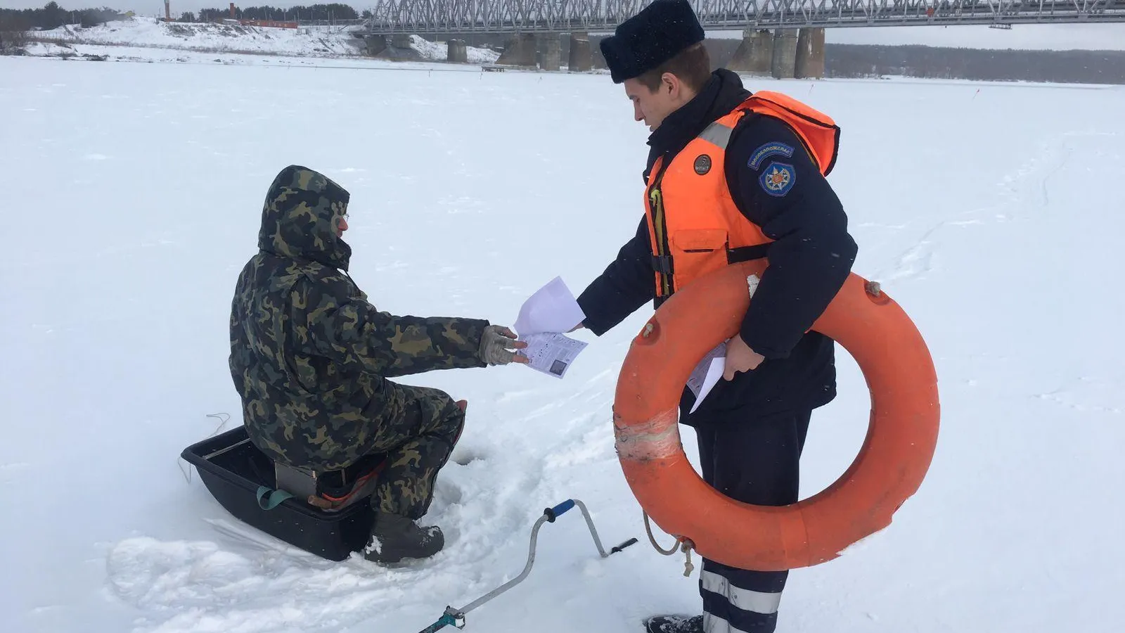 Подмосковные спасатели предупредили о таянии льда на водоемах