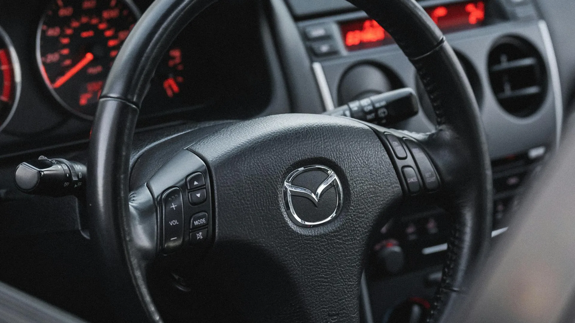 В Москве водитель Mazda на тротуаре сбил трех пешеходов