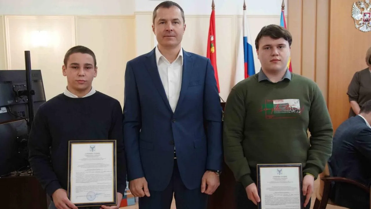 Глава Люберец вручил жилищные сертификаты двум детям‑сиротам