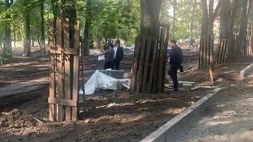 Работы по благоустройству сквера на ул Крупешина продолжаются в Балашихе