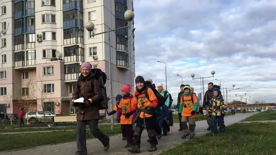 Более 50 туристов из Балашихи преодолели 17 км по Озерному лесопарку