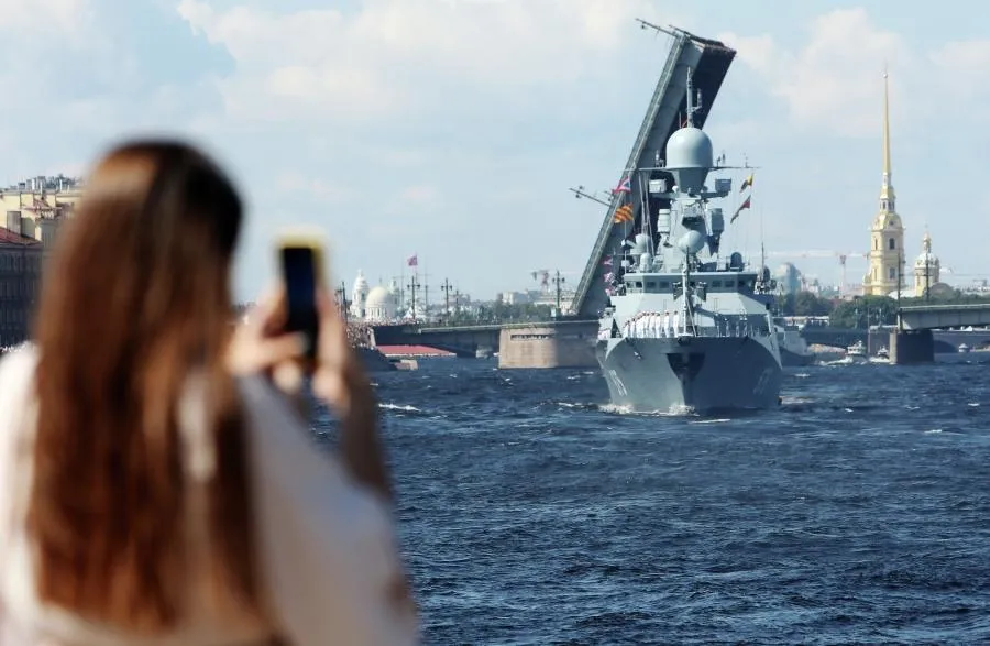 Малый ракетный корабль 3-го ранга «Град» проекта 21631 «Буян-М» на Главном военно-морском параде в Санкт-Петербурге по случаю Дня Военно-морского флота РФ.