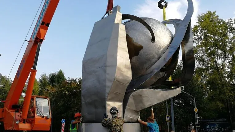 В Королеве на историческое место вернули монумент покорителям космоса «Шарик»