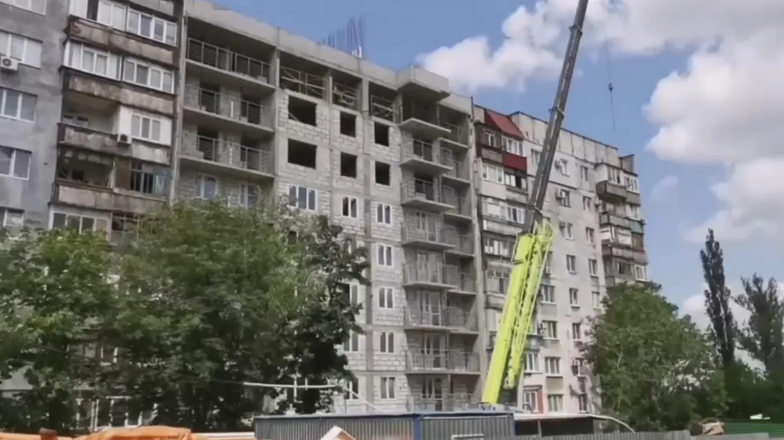 Свыше 100 выездов провели строители Подмосковья на жилой дом в Мариуполе