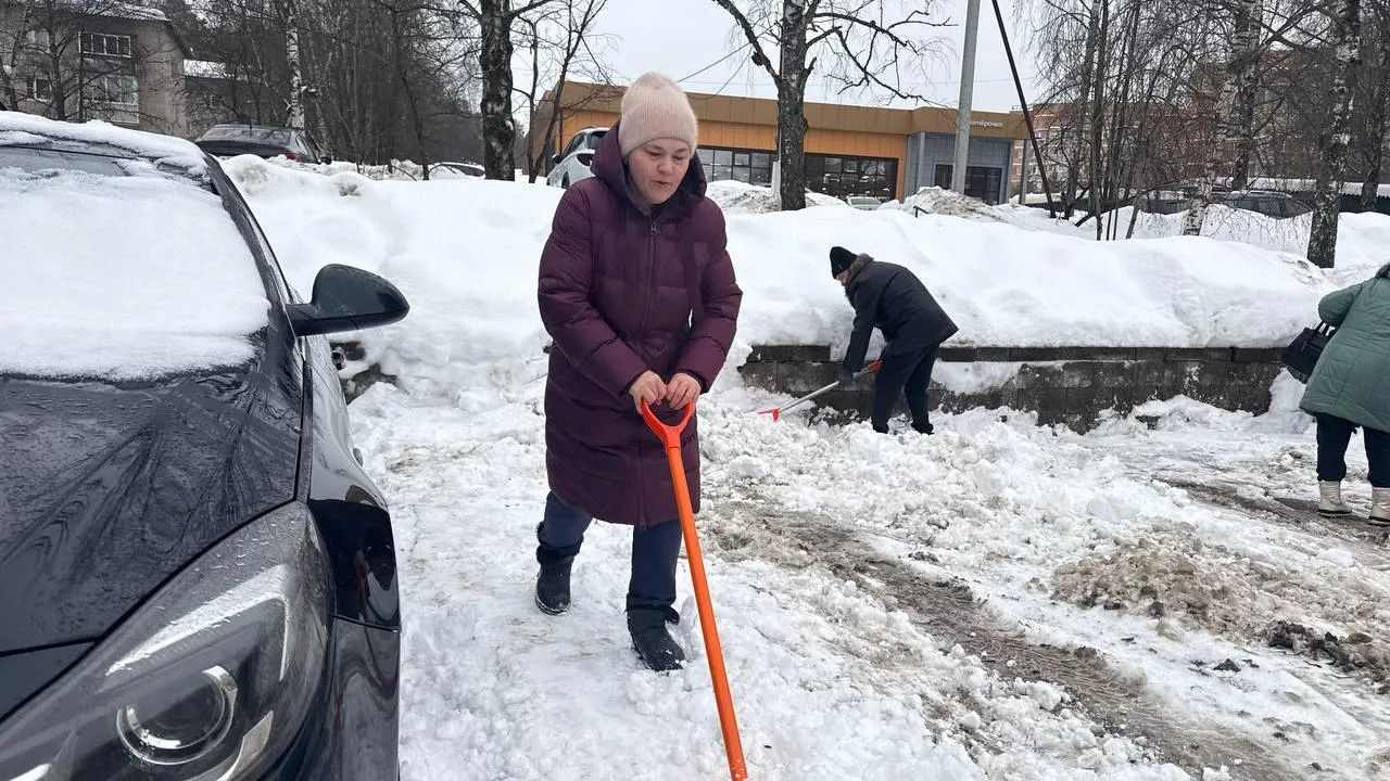 В Красногорске прошли субботники по уборке снега на шести площадках округа