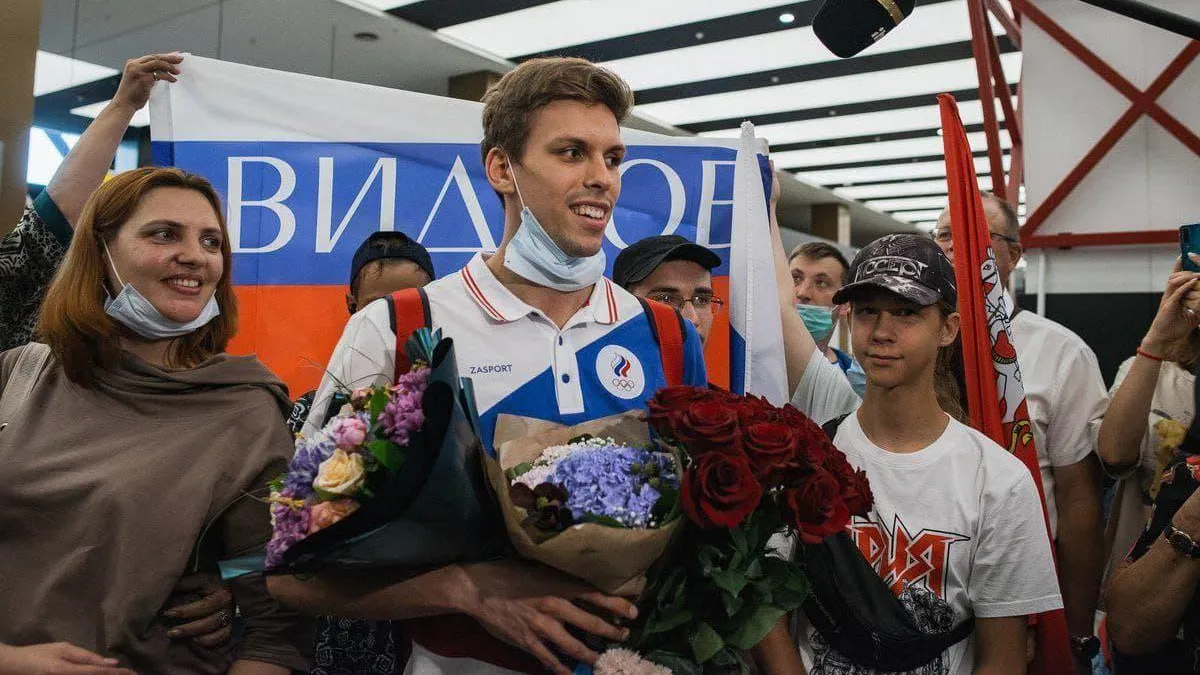 Делегация Ленинского округа встретила олимпийского призера Ивана Гирева в Шереметьеве