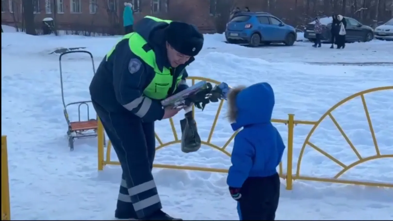 Подмосковные сотрудники ГИБДД доставили в больницу ребенка, нуждающегося в медпомощи