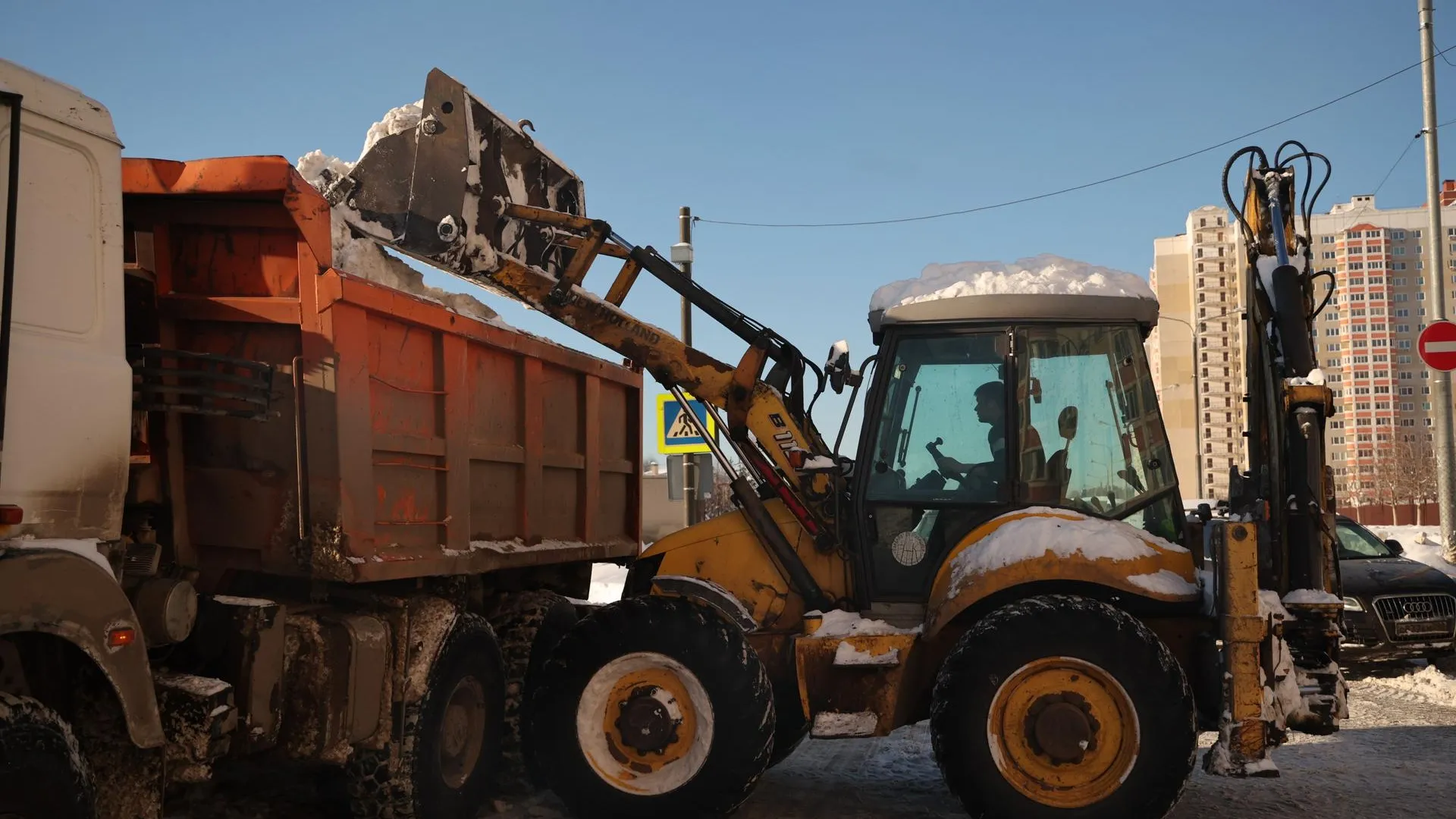 Коммунальные службы Балашихи продолжают убирать снег после циклона