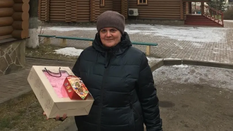 Волонтеры Подольска передали халат и сладости девушке, страдающей от эпилепсии
