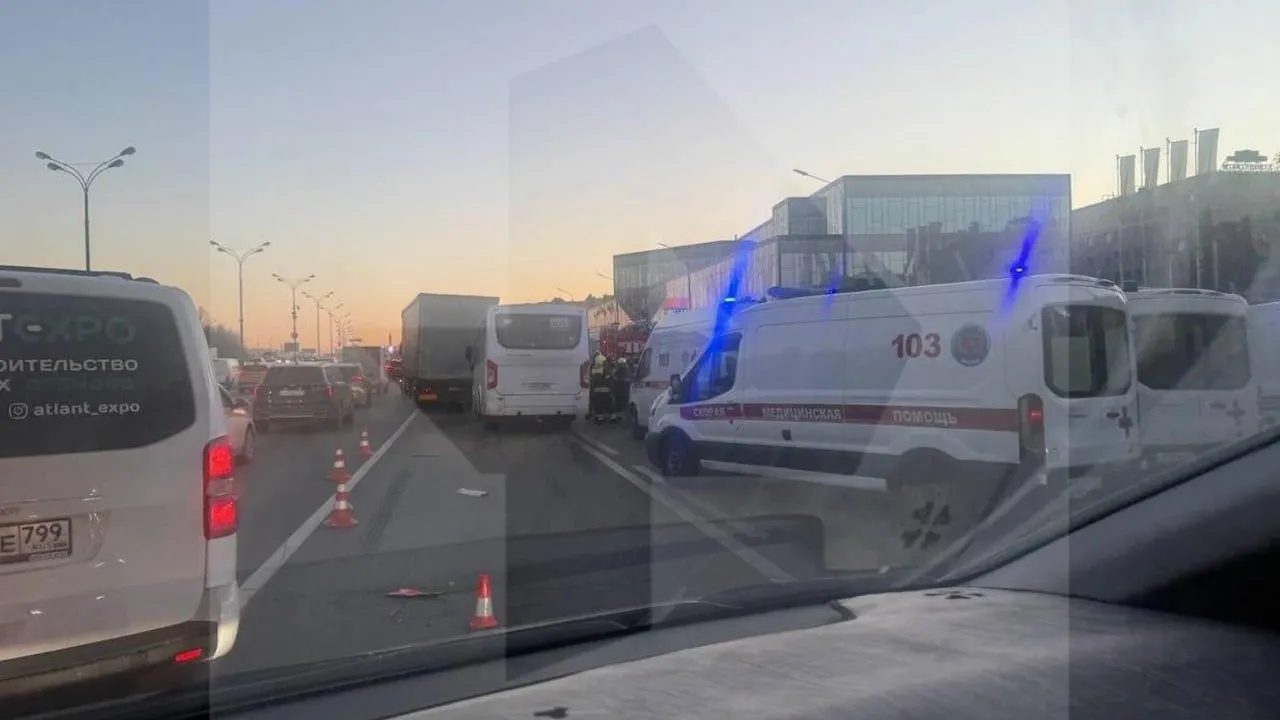 7 человек пострадали при столкновении грузовика и автобуса в Москве