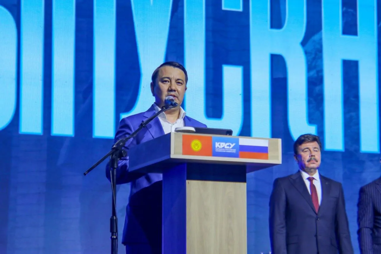 Спикер Жогорку Кенеша Кыргызской Республики Марлен Маматалиев на торжественной церемонии выпуска Кыргызско-Российского Славянского университета в «Жаштык Арене»
