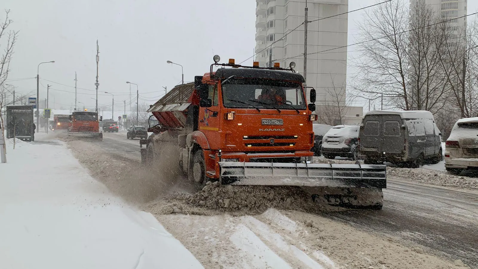 Более 60 единиц техники убирают снег на дорогах и во дворах Реутова