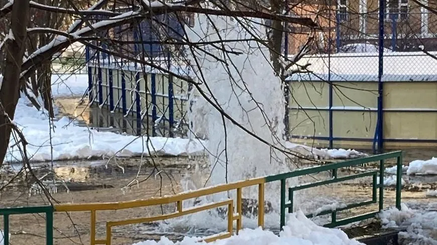 Двор в Подольске затопило из‑за сорванного гидранта при заливке катка