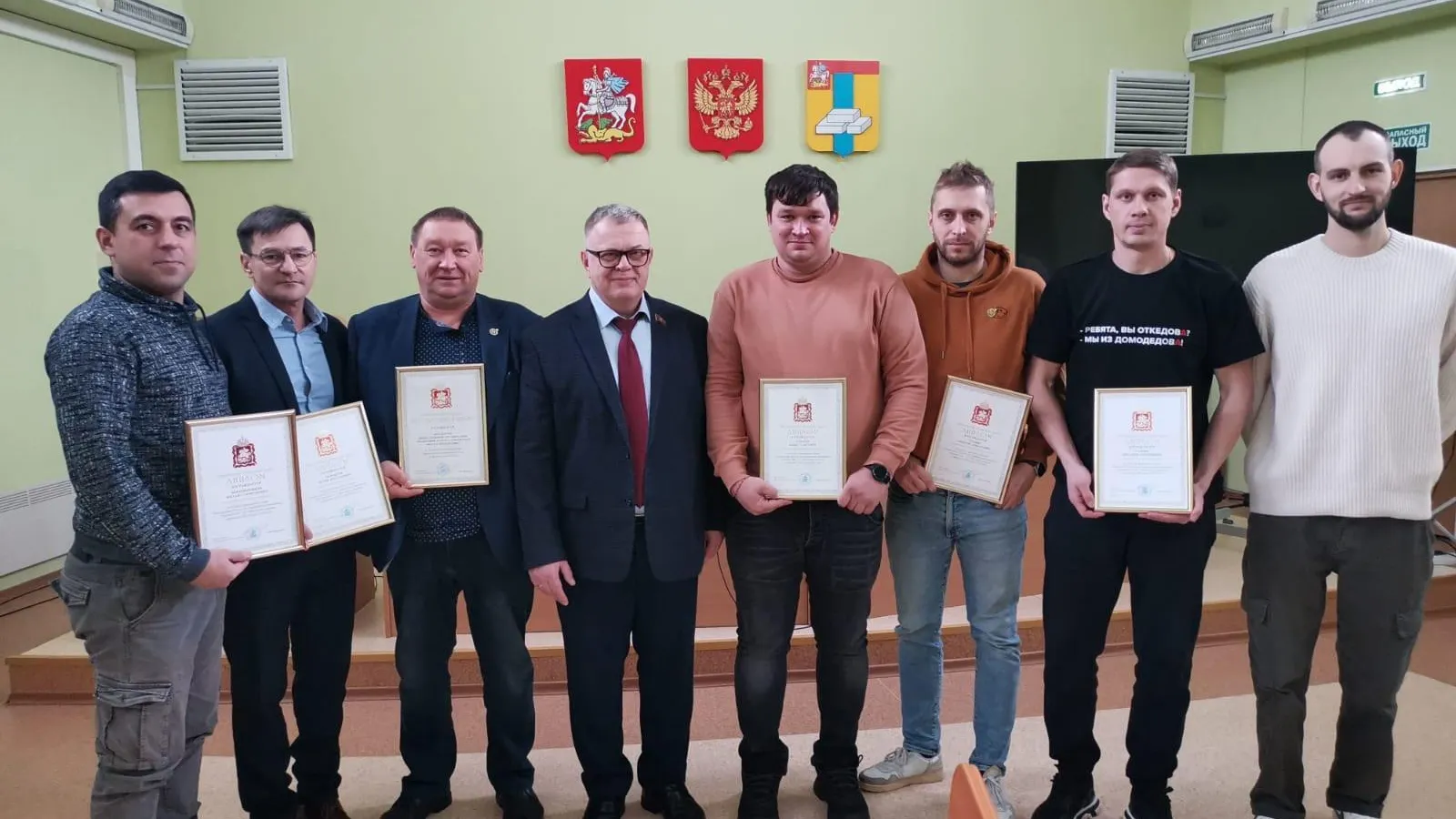 Руководитель фракции КПРФ в Мособлдуме Наумов вручил награды домодедовским футболистам