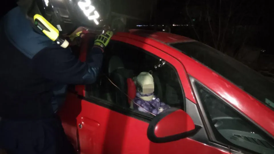 Спасатели освободили двухлетнюю девочку из запертой машины в Егорьевске 10 декабря