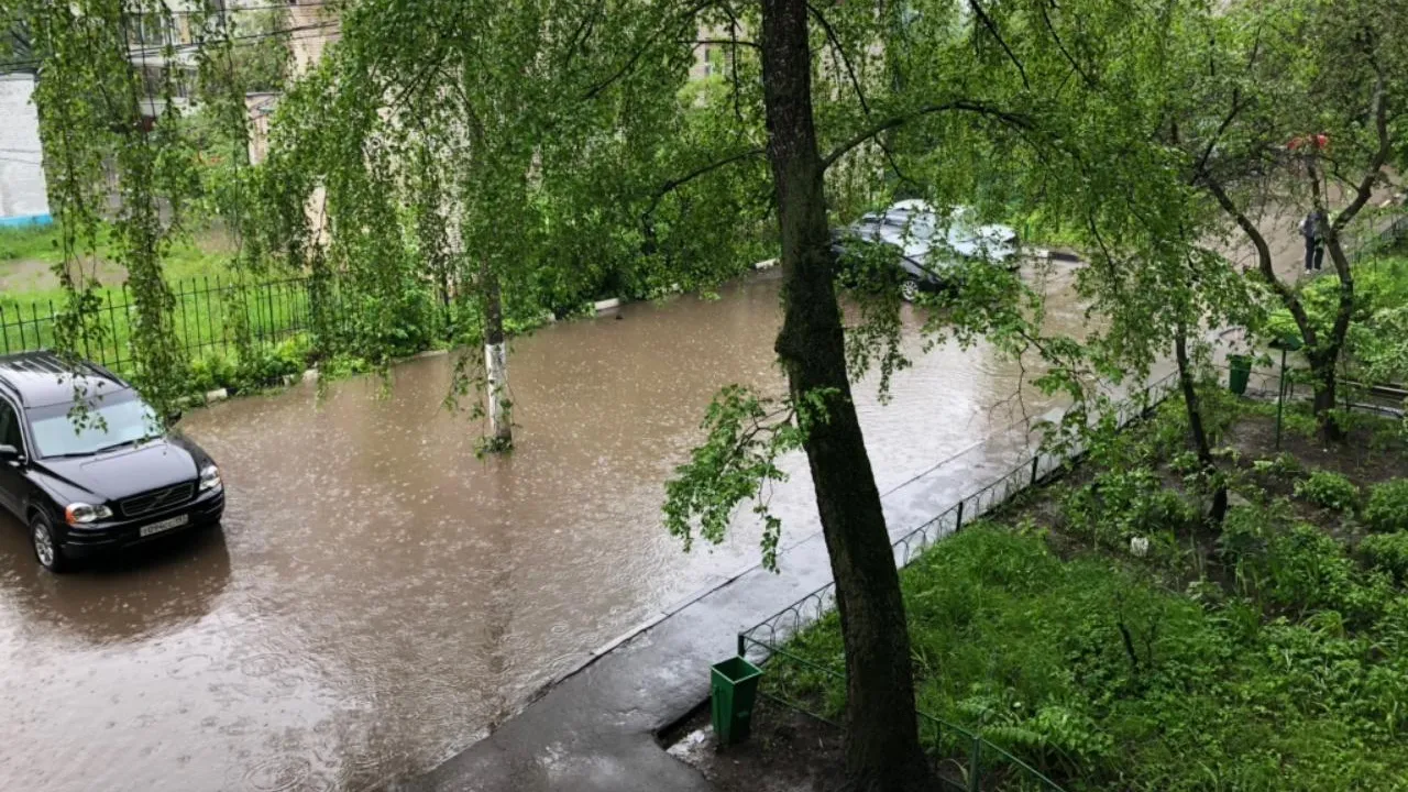 Жительница микрорайона Балашихи попросила устранить подтопление во дворе дома из‑за ливня