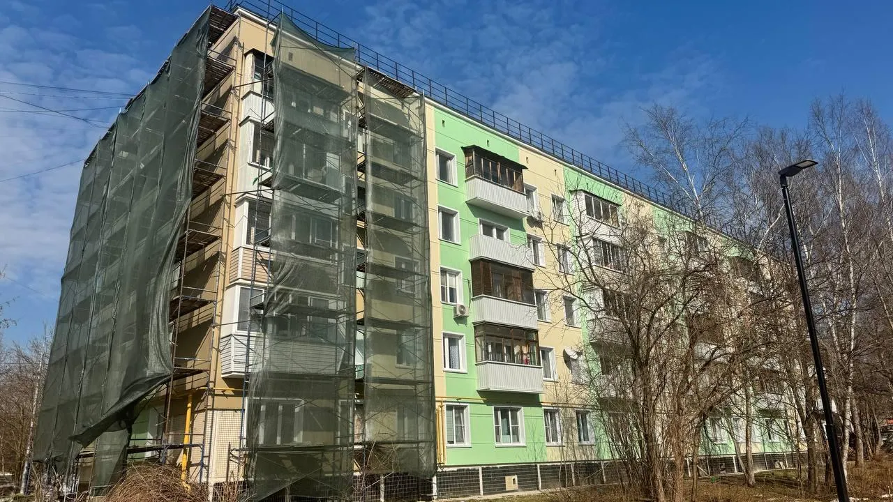 Капремонт фасада многоквартирного дома проходит в Мытищах