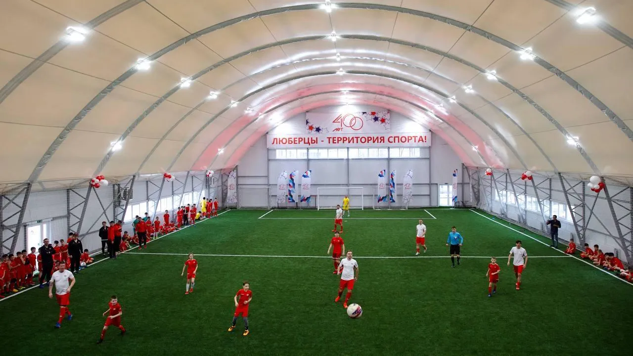 Новый футбольный манеж открылся в Люберцах на территории школы