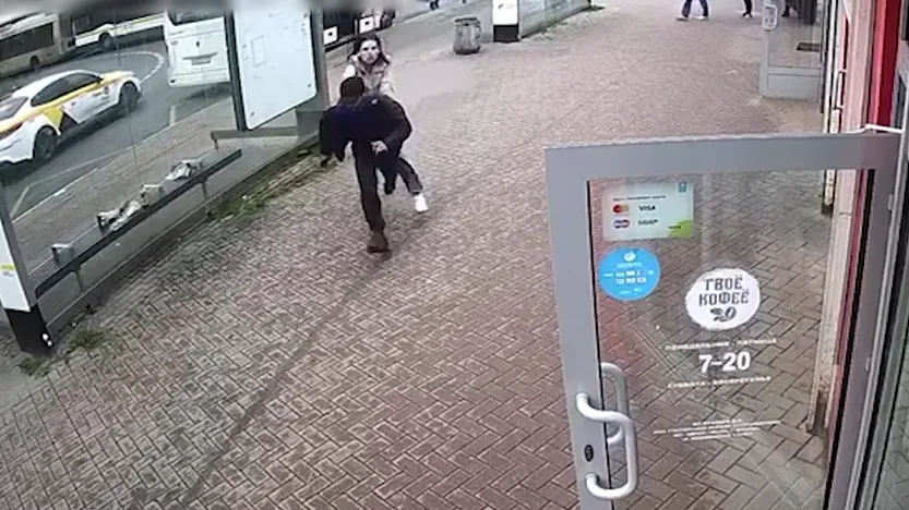 Боевая химчанка догнала и завалила мигранта, отобравшего ее телефон. Видео