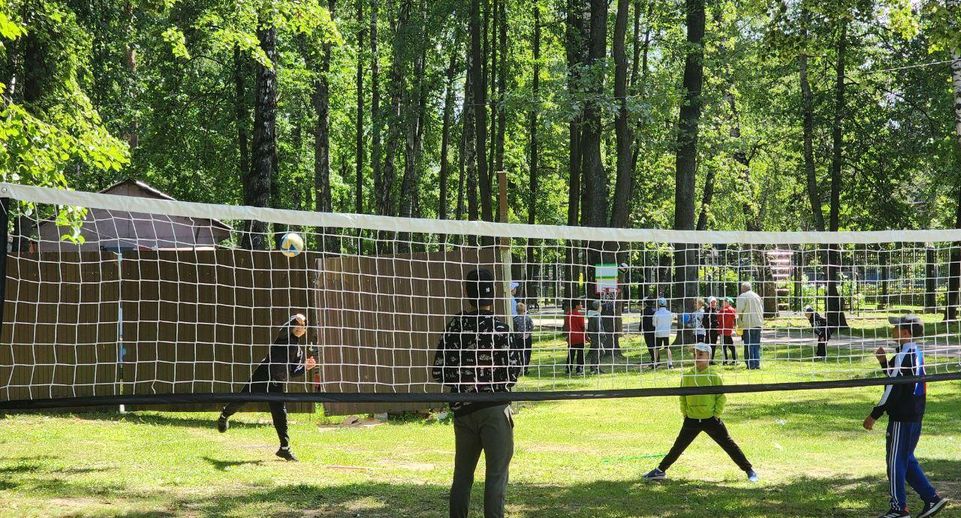 В Центральном парке Королева жители могут поиграть в волейбол и баскетбол