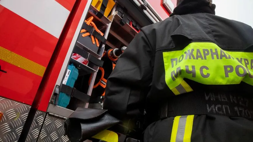 Пожарные работают у здания в Бумажном проезде в Москве