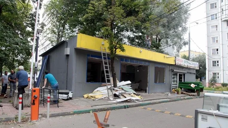 Незаконно установленные павильоны убрали в микрорайоне Котельников
