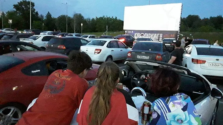 Первый киносеанс состоялся в автокинотеатре на парковке ТЦ Балашихи