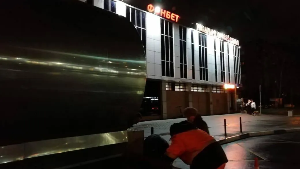 Коммунальщики ликвидируют последствия разрыва трубы холодной воды в Мытищах