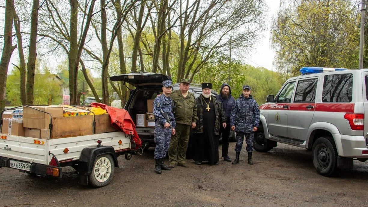 Подмосковные росгвардейцы отправили одежду, продукты и медикаменты в зону СВО