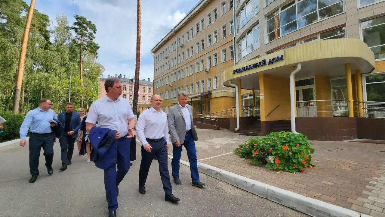 В Пушкине проверили ход работ по капитальному ремонту больницы им. проф. Розанова В.Н.