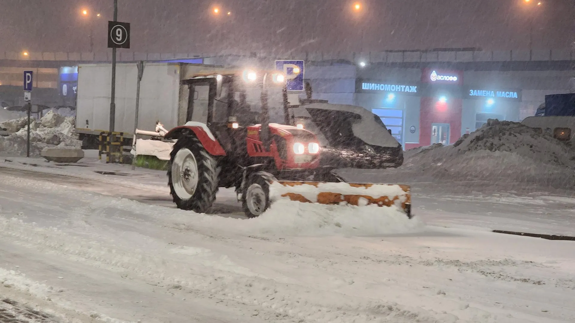Подольск убирают в круглосуточном режиме на фоне сильного снегопада