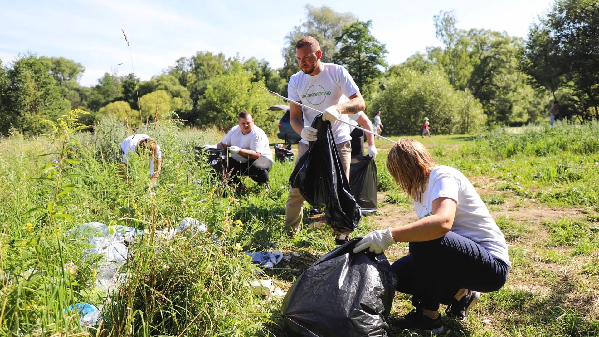 Почти 7 кубометров мусора убрали с берега реки Рожайки в Домодедове